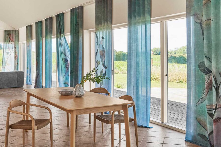Skinne fra Stilling i sommerhus på Møn med tekstil af Vang Stensgaard